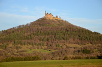 Die Burg Hohenzollern auf ihrem Berg.