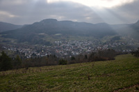 Blick vom der Halde über Albstadt-Laufen zum Gräbelesberg