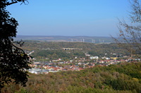 Blick von der Wartburg über Eisenach. Im Hintergrund ist die Karolinentalbrücke der B19 zu sehen. Dahinter der Windpark Hötzelsroda.