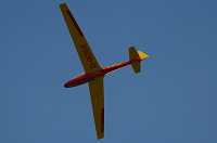 Gelb-rotes Segelflugzeug von unten