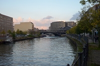 Blick entlang der Spree zum Bahnhof Friedrichstrasse