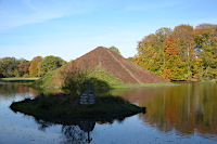 Branitzer Park mit Blick auf die Seepyramide – Begräbnisstätte von Fürst Pückler und Fürstin Lucie.