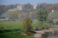 Das Lingner Schloss (links) und das Hotel Schloss Eckberg (rechts) vom Elbestrand aus gesehen
