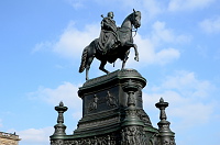 Reiterdenkmal von König Johannes auf dem Theaterplatz