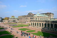 Der Zwinger. Ansicht vom Innenhof auf den französischen Pavillon, der Sempergalerie und den Deutschen Pavillon.