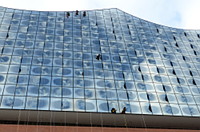 Fasadenkletterer beim Reinigen der Glasverkleidung der Elbphilharmonie.