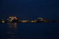Hafen bei Nacht.