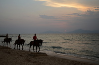 Reiter am Strand mit Sonnenuntergang