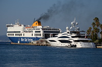 Ein Schiff der "Blue Star Ferries" verlässt den Hafen von Kos