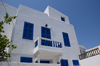 Weiß-blaues Haus in Nikia