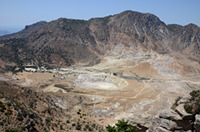 Stefanos-Krater mit dem Berg Profitis Ilias