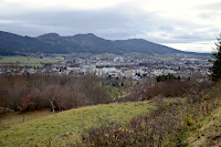 Blick &uuml;ber Frommern zum Lochenstein, Schafberg und Plettenberg