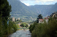 Blick entlang des Paser in Meran
