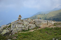 Stapelsteine am Westgrat des H&ouml;nigspitz
