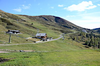 Blick zur Kirchsteiger Alm (mitte) und Meraner H&uuml;tte (rechts)