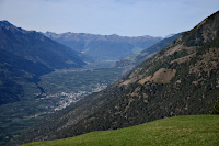 Blick von St.Martin im Kofel ins Etschtal. Im Hintergrund die Ortler-Alpen