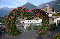 Blumenherz Schenna mit Pfarrkirche Maria Himmelfahrt