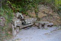 Balthasar-Gufler-Gedenk-Rastplatz mit Wasserspiel am Marlinger H&ouml;henweg