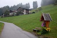 Marterl und B&auml;nkle beim Hoferhof